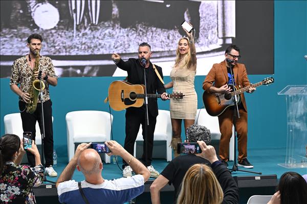 Valeria Marini: “La vita è ancora più bella con frutta e verdura”